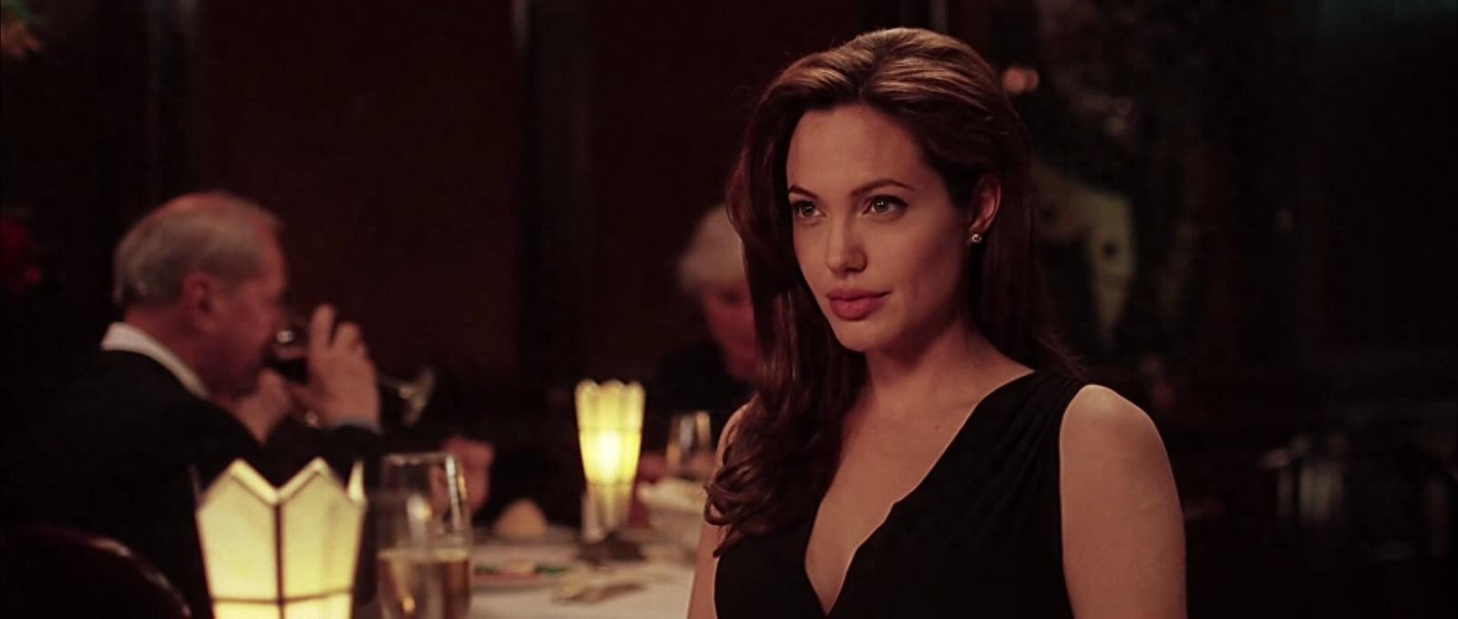 经典爱情动作片史密斯夫妇：浪漫邂逅与婚后趣事