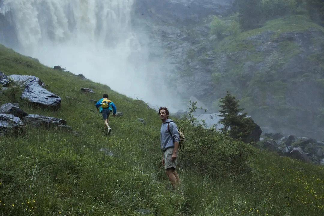 电影请以你的名字呼唤我身体语言分析_请以你的名字呼唤我 下载_电影身体语言与情感表达